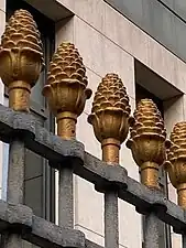 no&nbsp;10 : grille de l'ancienne halle aux vins (détail) ornée de pommes de pin.