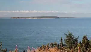 La Grosse Île au Marteau, à droite à l'arrière plan, la Petite Île au Marteau