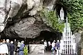 La grotte de Lourdes est également devenue lisse à la hauteur des mains des millions de pèlerins qui ont poli la paroi rocheuse.
