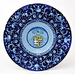 Assiette aux grotesques, centrée sur les armoiries de Pio Rodolfo da Carpi, évêque de Faenza, Faenza, deuxième quart du XVIe&nbsp;siècle.