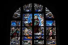 Vitrail à dominante bleue représentant une Sainte entourée d'angelots.