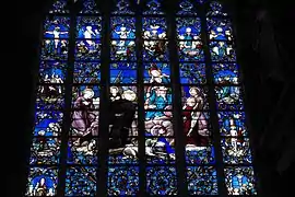 Vitrail à dominante bleue intense représentant une adoration.