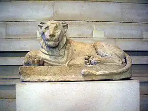 Lion couché qui gardait l'entrée d'une chapelle du Sérapéum de Saqqarah sous le règne de Nectanébo&nbsp;Ier, XXXe&nbsp;dynastie, aujourd'hui au Musée du Louvre aux antiquités Egyptiennes, ref. N 432C.