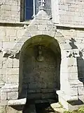 Guerlesquin : la fontaine au pied de la chapelle Saint-Trémeur.
