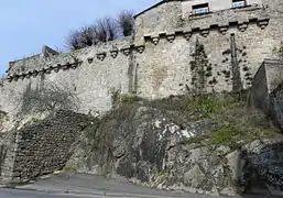 Remparts entre le château et la porte de Toulquéllénic.