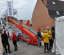 Le cornet se remplit après la cuisson des frites.