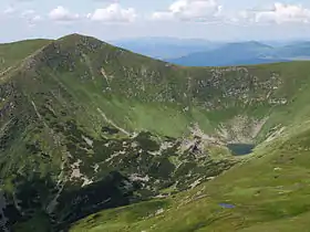 Vue du Hutyn Tomnatyk avec le lac Brebeneskul.