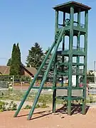 Une reproduction du chevalement du puits Hérin no&nbsp;3.