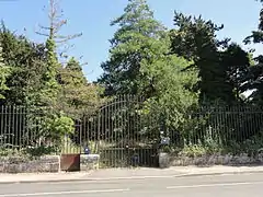 La grille d'entrée du château au 4, rue Georges-Duhamel, avant son rachat et défrichement du terrain.