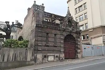 Photographie en couleur d'un bâtiment.