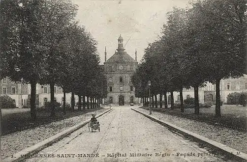 Façade principale de l'hôpital d'instruction des armées Bégin à Saint-Mandé au début du XXe siècle.