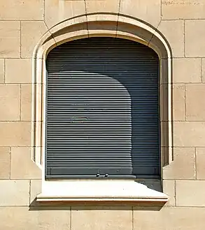 Fenêtre à arc surbaissé.