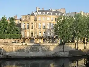 No 2 : l'hôtel Lambert, vu depuis la rive droite de la Seine.