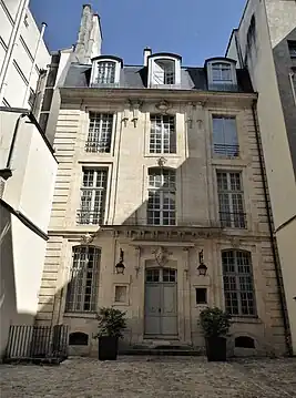 Façade sur cour de l'hôtel.