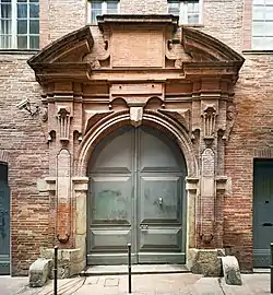 Portail à carrosse en brique taillée