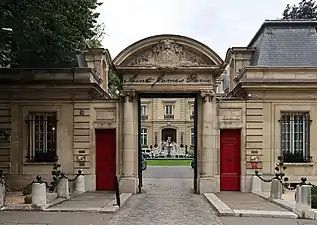 No&nbsp;5 : entrée de l'hôtel Saint-James.