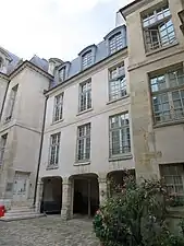 Aile droite sur cour.