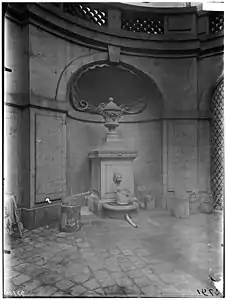 Fontaine dans la cour.