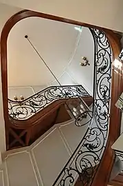 L'escalier d'honneur et sa rampe en fer forgé (XVIIIe&nbsp;siècle).