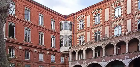 no&nbsp;46 : cour intérieure de l'hôtel de Pins et Antonin.