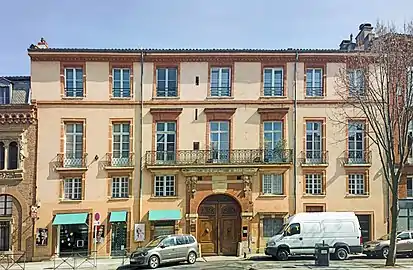 no&nbsp;34 : façade de l'hôtel de Puymaurin.