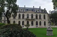 Façade sur jardin de l'hôtel de Villeroy en 2011.