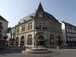 Photographie en couleurs d'une mairie (bâtiment administratif) à Lannemezan, en France.