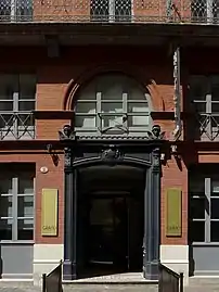 no&nbsp;8-10 : l'entrée rue Romiguières.