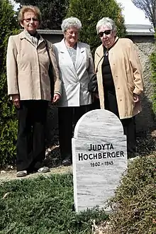 Helga Hošková-Weissová(à droite)