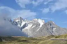 Sur la droite de l'image : galerie dans laquelle passe la RD 1091 près du col du Lautaret.