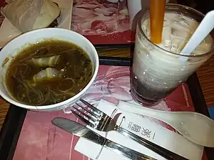 Glace aux haricots rouges et soupe d'ailerons de requin.