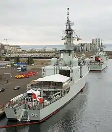 NCSM Athabaskan et le NCSM&nbsp;Halifax&nbsp;(FFH 330).