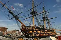 Le HMS Victory, vaisseau-amiral de la flotte anglaise à Trafalgar. Lancé en 1765, c'est le dernier exemplaire des trois-ponts du XVIIIe siècle. Il se visite à Portsmouth comme navire musée.