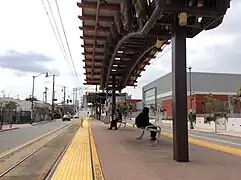 Plateforme de la station, avec l'œuvre de Rob Neilson visible.