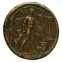 Revers. À gauche, un arbre ; Sylvanus traîne un bélier de la main droite et vers la droite. Il tient le pedum de la gauche ; à droite, un temple et un autel allumé.