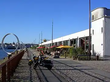 Les Anneaux de Buren et le Hangar à bananes sur le quai des Antilles