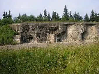 Vue partielle du bloc R-S 79&nbsp;(cs) de l'ouvrage de Hanicka&nbsp;(cs) (Herrenfeld pour les Allemands), une casemate d'artillerie pour trois obusiers de 100&nbsp;mm.