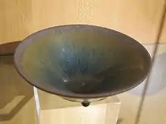 Bol à thé. Grès à couverte brune dite "fourrure de lièvre". H 4,5&nbsp;cm, diam. ouv. 11,5&nbsp;cm. Dynastie Song du Sud, 1127-1279.