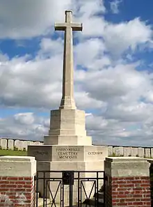 Entrée du cimetière militaire de Harponville (Somme).