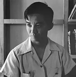 Sacramento en Californie. Harvey Akio Itano, diplômé de l'université de Californie en 1942, qui a obtenu son baccalauréat ès sciences, en chimie, avec le meilleur dossier scolaire de tous les candidats. Il a été choisi par la faculté comme médaillé universitaire de 1942. Il n'a pas pu assister aux exercices de début d'année universitaire car l'évacuation de tous les résidents d'ascendance japonaise avait été ordonnée. 20 mai 1942.