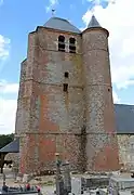 Le donjon, percé de meurtrières, est flanqué d'une seule tour en brique à l'angle sud-est comportant un motif en losanges de briques vernissées.