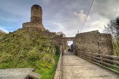 Portail et douves du château.