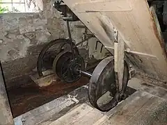 Au sous-sol, l'embiellage de la scie.