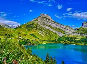 Vue depuis le sud-ouest du rocher du Vent dominant le lac de Roselend.