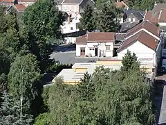 Une partie du carreau de fosse vu depuis le sommet du terril no&nbsp;157.