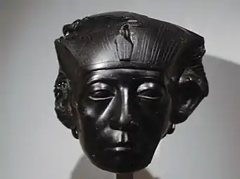 Le souverain.Obsidienne, H. 12&nbsp;cm,Musée Calouste-Gulbenkian.