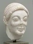 Tête de kouros, v. 520. Trouvée à Athènes. Marbre, H. 31&nbsp;cm. Ny Carlsberg Glyptotek