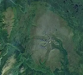 Image satellite de Level Mountain (au centre) et des pics Heart (coin supérieur gauche).