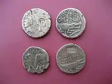 Photographie en couleurs, avers et revers, de deux pièces de monnaies.