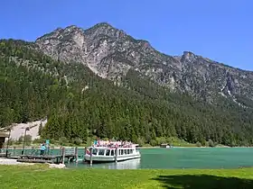 Vue depuis le :Heiterwanger See (en).